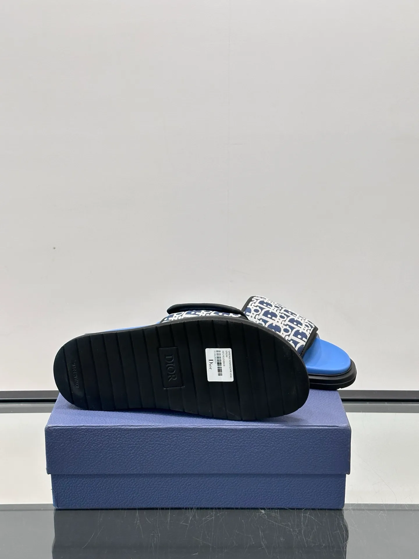 Factory price: 280💰𝐂𝐡𝐫𝐢𝐬𝐭𝐢𝐚𝐧 𝐃𝐢𝐨𝐫 Dior's latest popular sandals, classic upgraded Velcro sandals, original replicas, super durable and versatile, very comfortable on the feet, slimming and white, original cowhide leather upper, sheepskin lining Original d hardware buckle Original molded T men's shoes 💰U outsole Size: 38-44 (.45.46 customized)